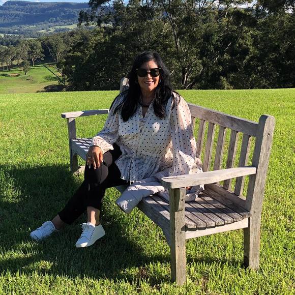 Meet your Posher, Iris - Picture 1 of 1